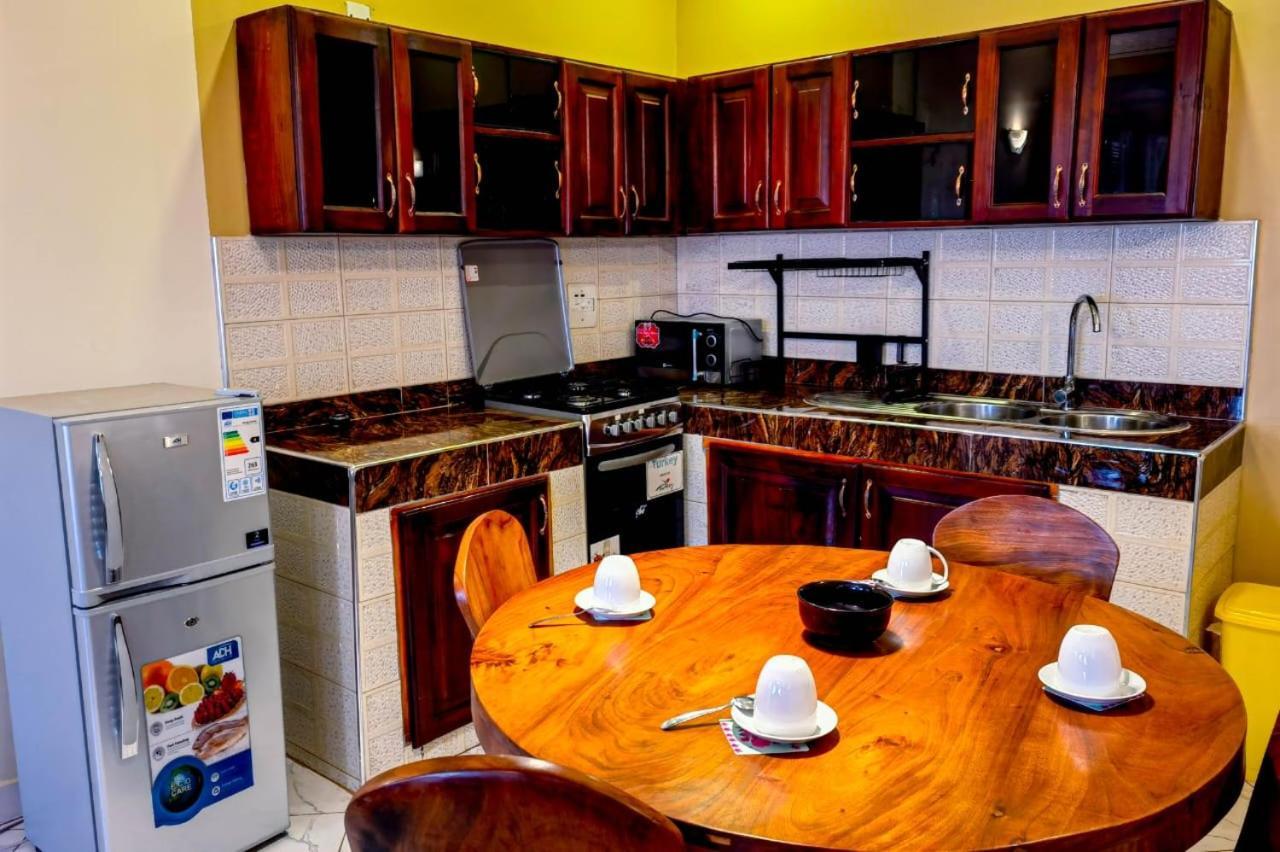 Peace Of Mind Suites Entebbe Bagian luar foto
